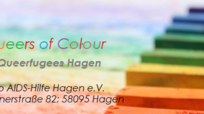rechter Rand, regenbogenfarbene Auarellkreiden, daneben Schriftzug Queerfugees und Adresse