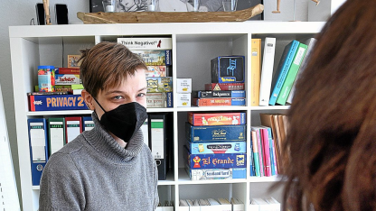 Unsere Mitarbeiterin Juliane berät eine Frau im Café