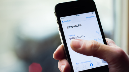 Foto eines Smartphones mit Beratungsnummer