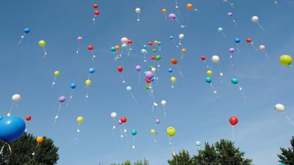 bunte Luftballons an einem blauen Himmel