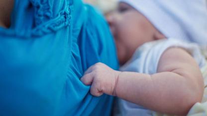 Baby bei Stillen