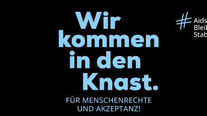 Blaue Schrift auf schwarzen Hintergrund: Wir kommen in den Knast. F&uuml;r Menschenrechte und Akzeptanz! Hashtag Aidshilfe Bleibt Stabil. Deutsche Aidshilfe