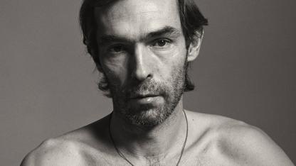 Portr&auml;t eines Manner, der in die Kamera blickt