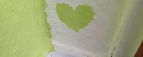 Grünes Herz auf weißem Grund