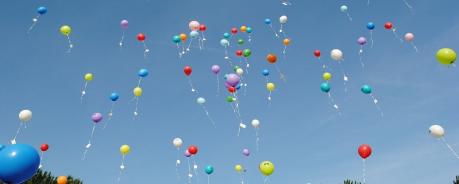 bunte Luftballons an einem blauen Himmel