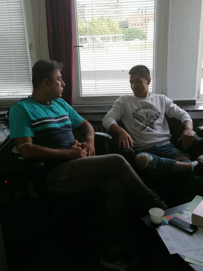 Reza und Nehmat sitzen in ihrem Büro