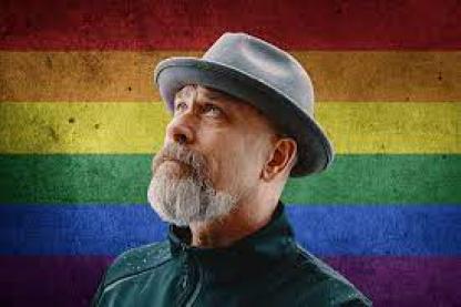ältere Mann vor Regenbogenhintergrund