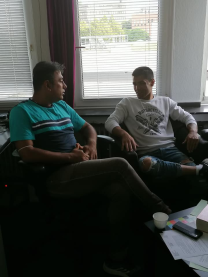 Reza und Nehmat sitzen in ihrem Büro