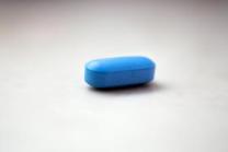 blaue HIV-Tablette vor hellem Hintergrund