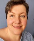 Eine freundliche PErson lacht in die Kamera. Es handelt sich um Katja Lange