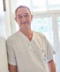 Dr. med. Gerd Deutshcinoff Dr. med. Gerd Deutschinoff vor einem Fenster im Agaplesion